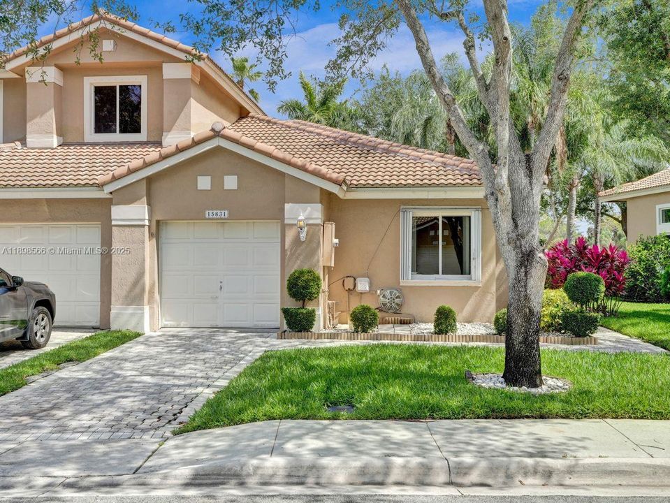 For Sale: $475,000 (3 beds, 2 baths, 1292 Square Feet)