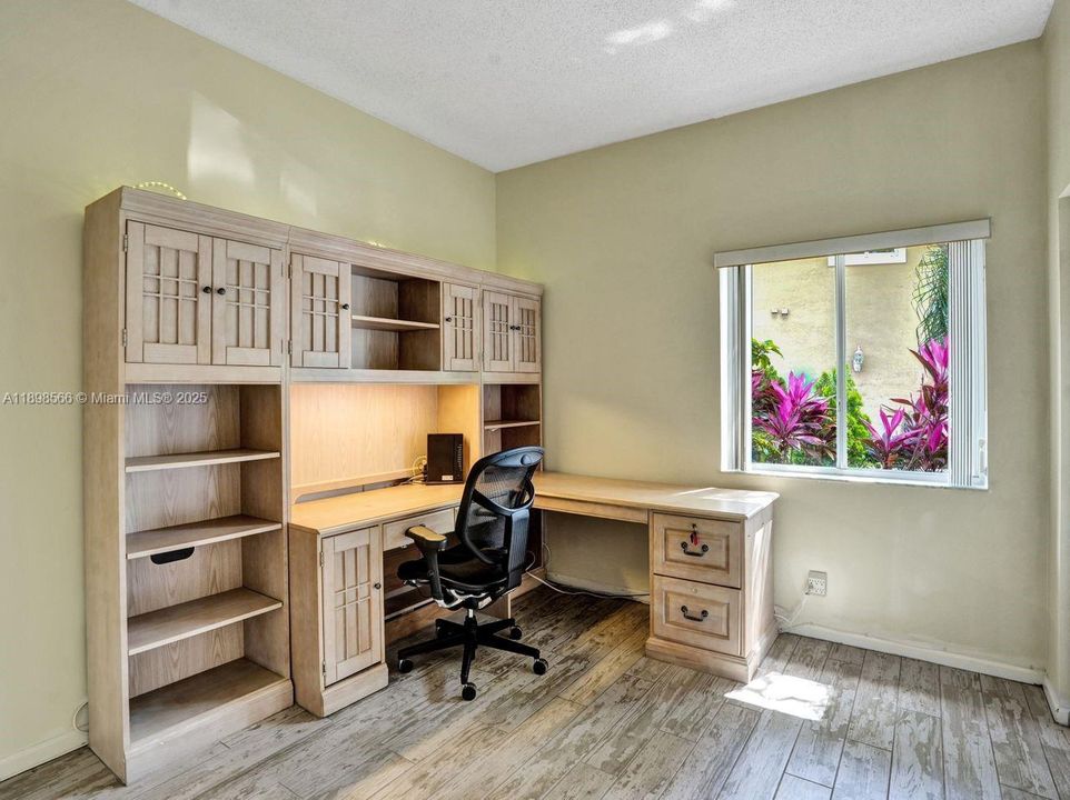 For Sale: $475,000 (3 beds, 2 baths, 1292 Square Feet)