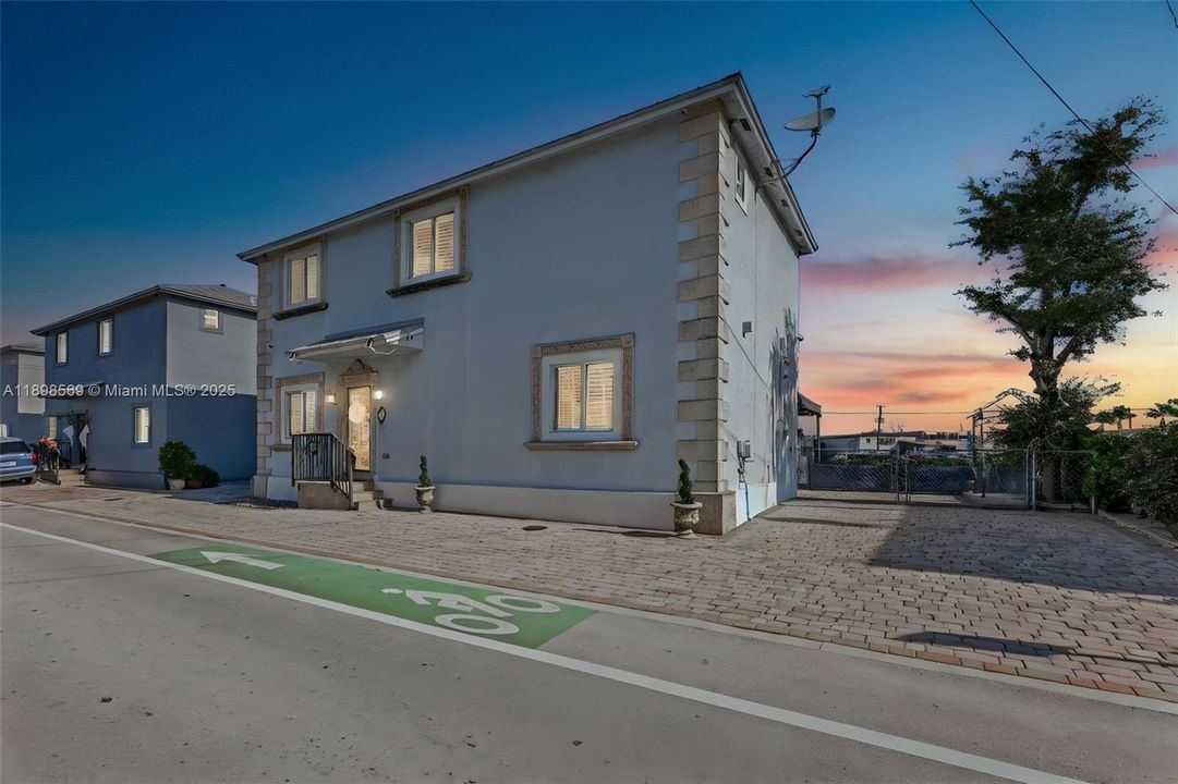 For Sale: $689,000 (4 beds, 2 baths, 1840 Square Feet)