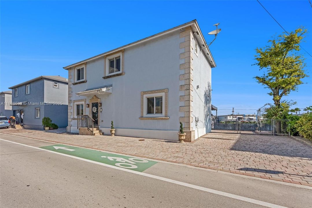 For Sale: $689,000 (4 beds, 2 baths, 1840 Square Feet)