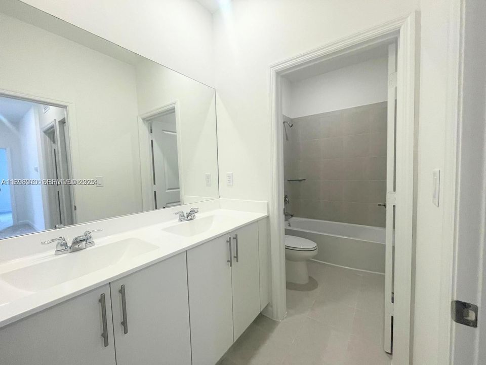 En Renta: $4,300 (4 camas, 3 baños, 2439 Pies cuadrados)