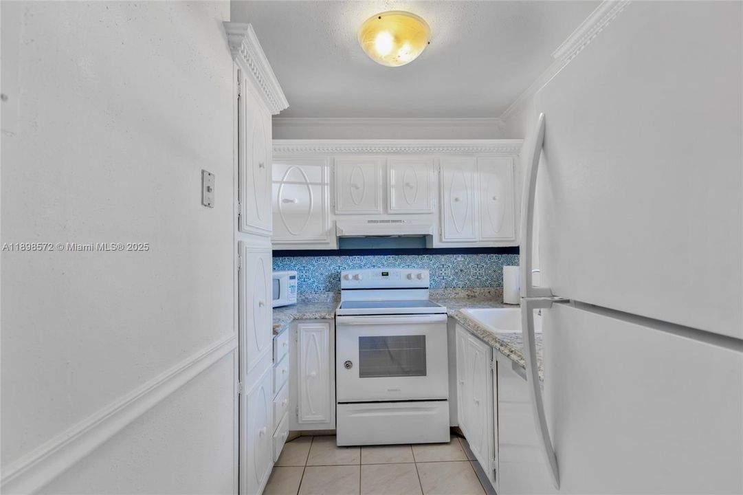 For Rent: $1,800 (1 beds, 1 baths, 680 Square Feet)