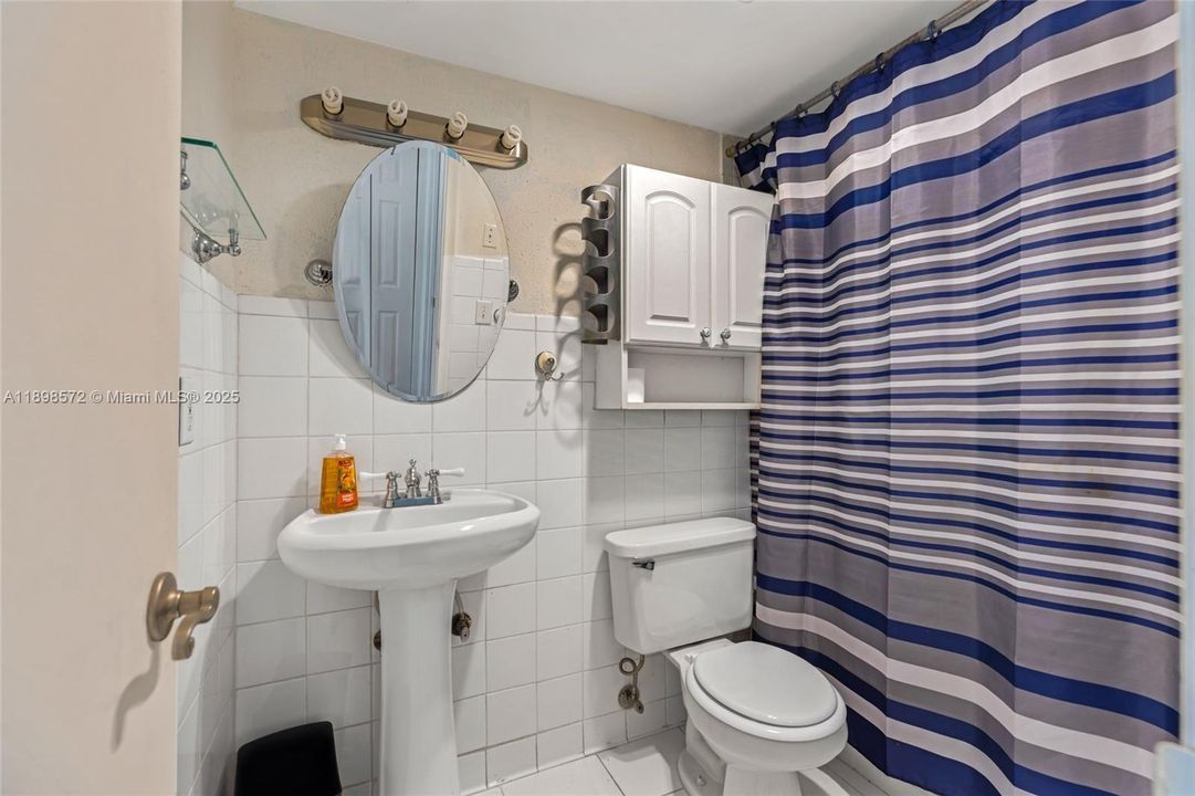 For Rent: $1,800 (1 beds, 1 baths, 680 Square Feet)