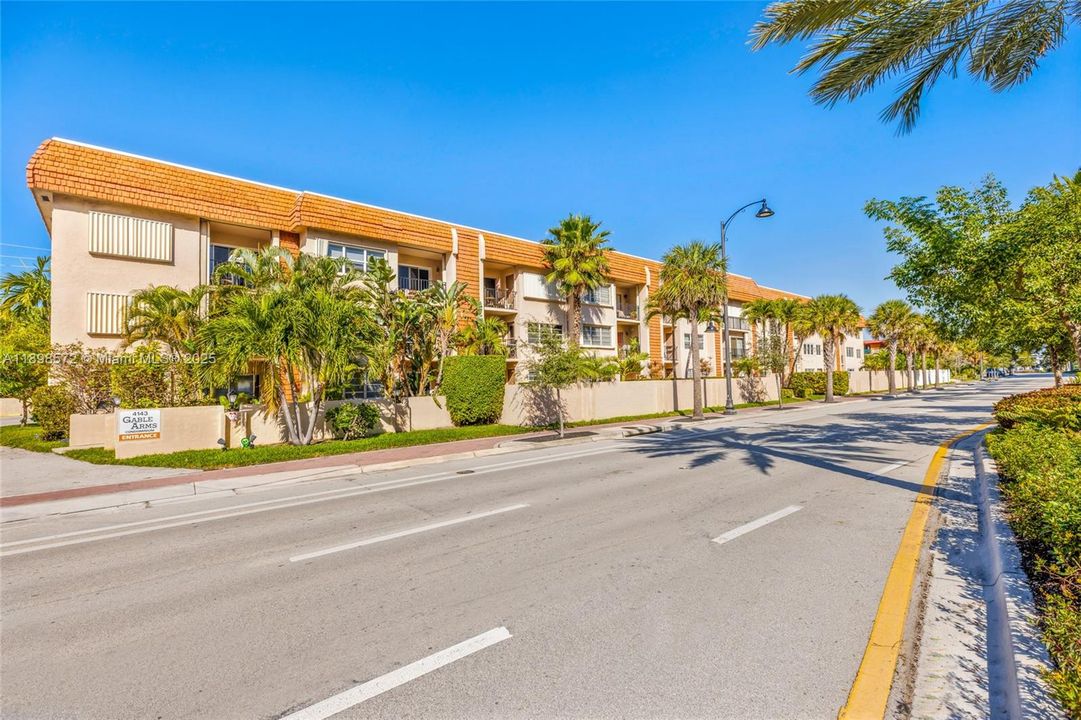 For Rent: $1,800 (1 beds, 1 baths, 680 Square Feet)