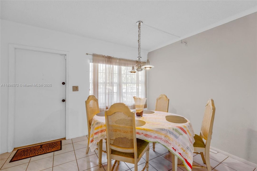 For Rent: $1,800 (1 beds, 1 baths, 680 Square Feet)