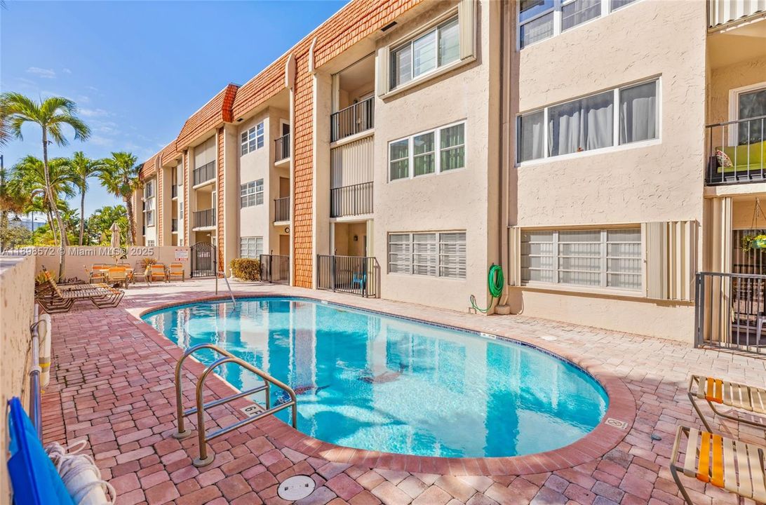 For Rent: $1,800 (1 beds, 1 baths, 680 Square Feet)