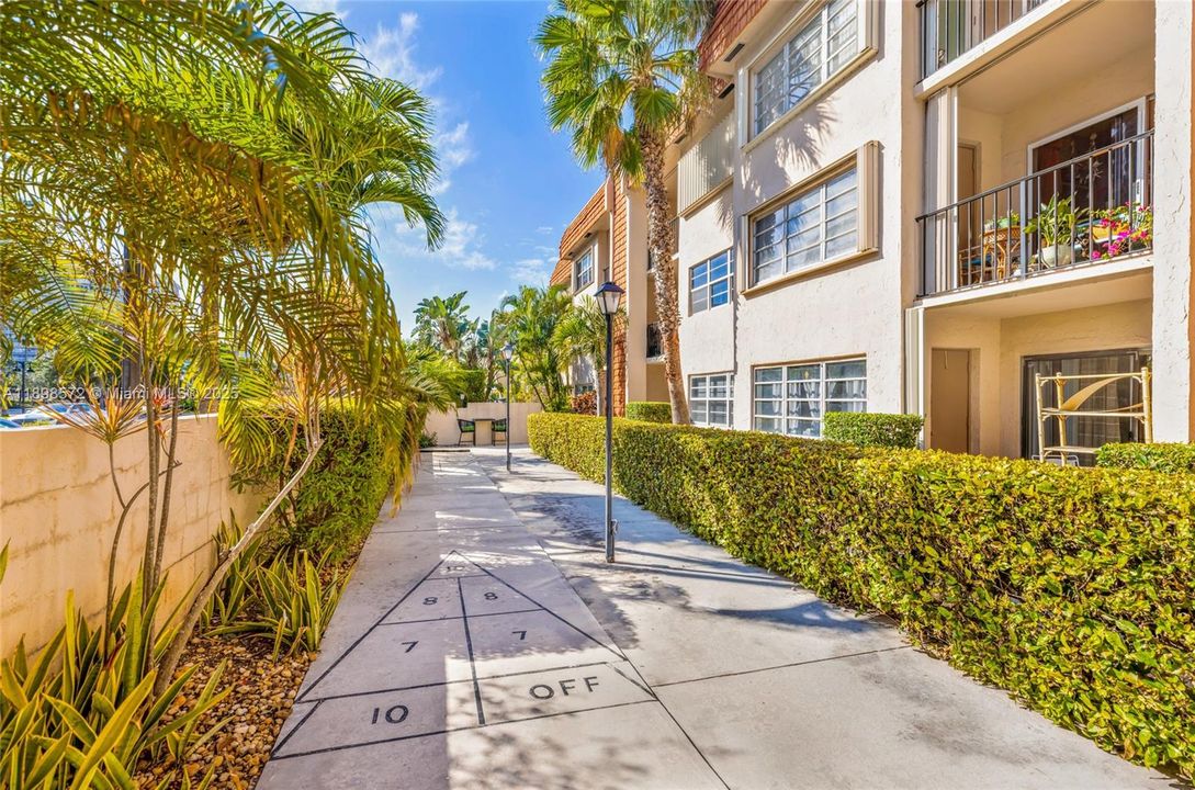 For Rent: $1,800 (1 beds, 1 baths, 680 Square Feet)