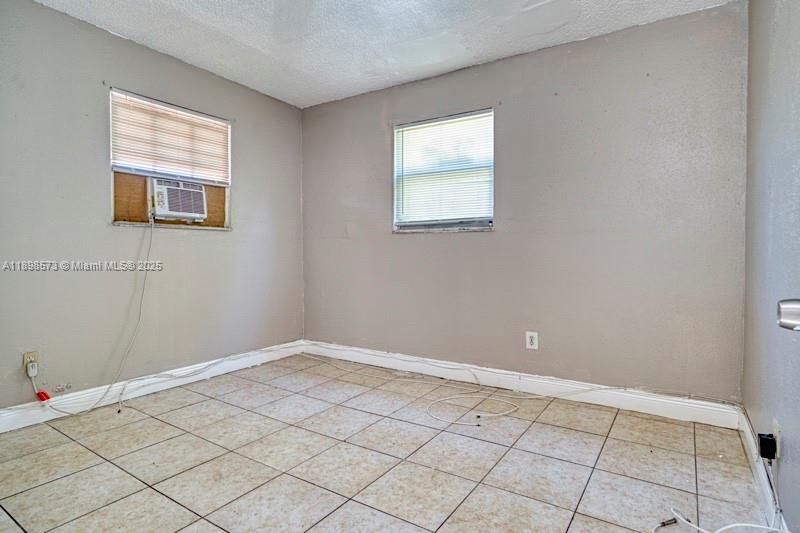 For Rent: $1,600 (2 beds, 1 baths, 2446 Square Feet)