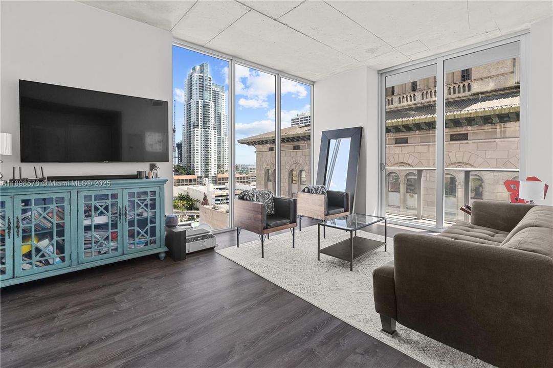 最近售出: $385,000 (2 贝兹, 1 浴室, 736 平方英尺)