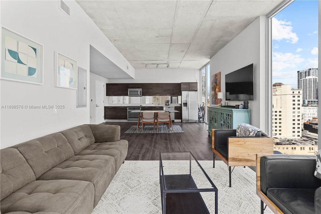 最近售出: $385,000 (2 贝兹, 1 浴室, 736 平方英尺)