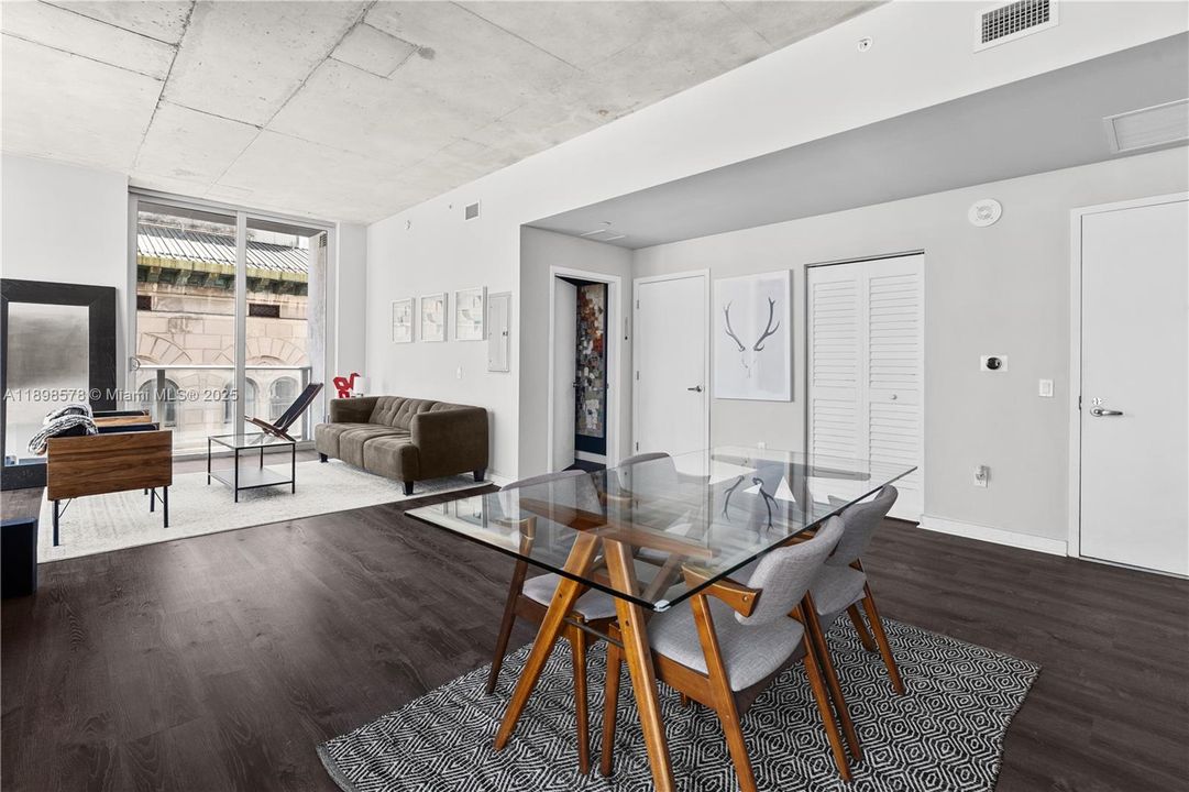 最近售出: $385,000 (2 贝兹, 1 浴室, 736 平方英尺)