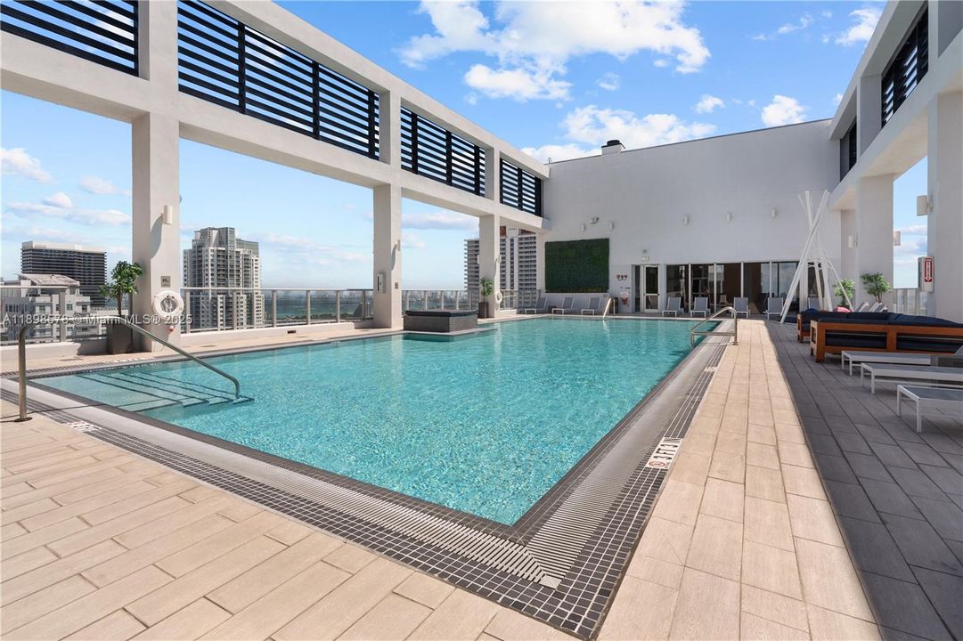 最近售出: $385,000 (2 贝兹, 1 浴室, 736 平方英尺)