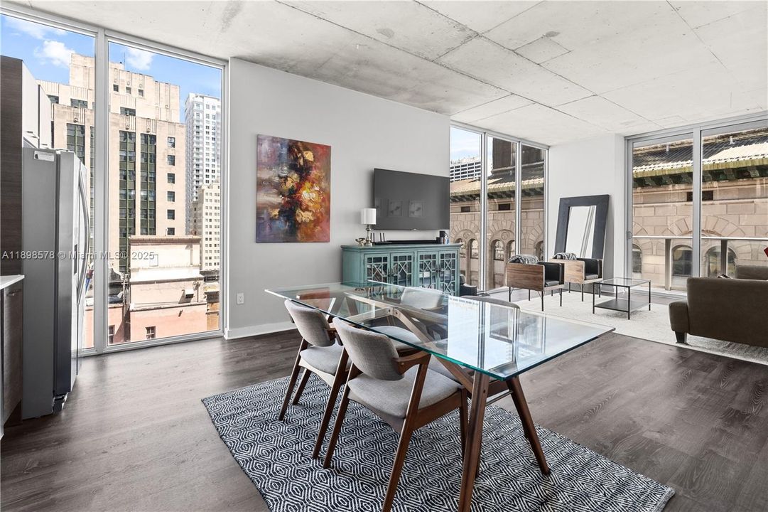 最近售出: $385,000 (2 贝兹, 1 浴室, 736 平方英尺)