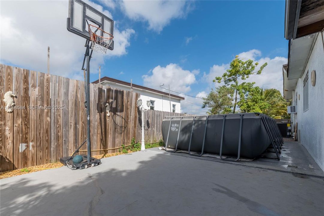 For Sale: $745,000 (5 beds, 2 baths, 2006 Square Feet)