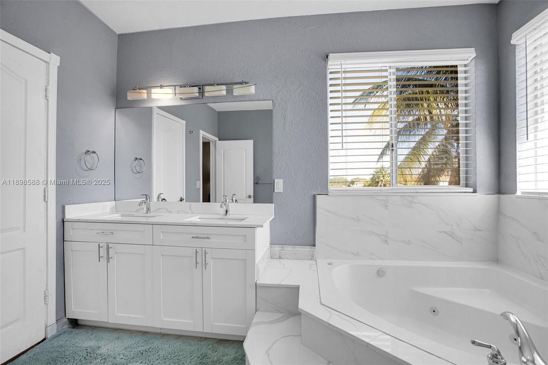 待售: $950,000 (5 贝兹, 3 浴室, 2894 平方英尺)