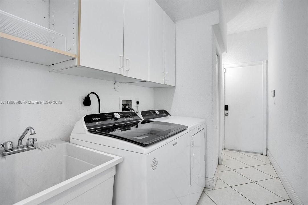 待售: $950,000 (5 贝兹, 3 浴室, 2894 平方英尺)