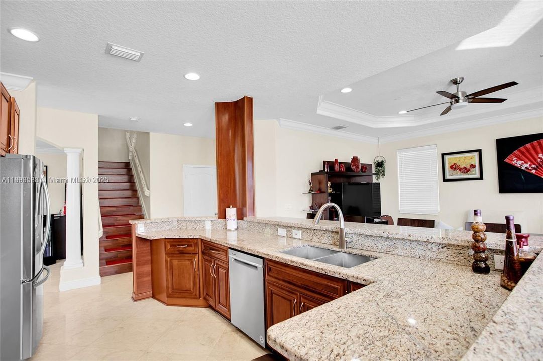 待售: $950,000 (5 贝兹, 3 浴室, 2894 平方英尺)