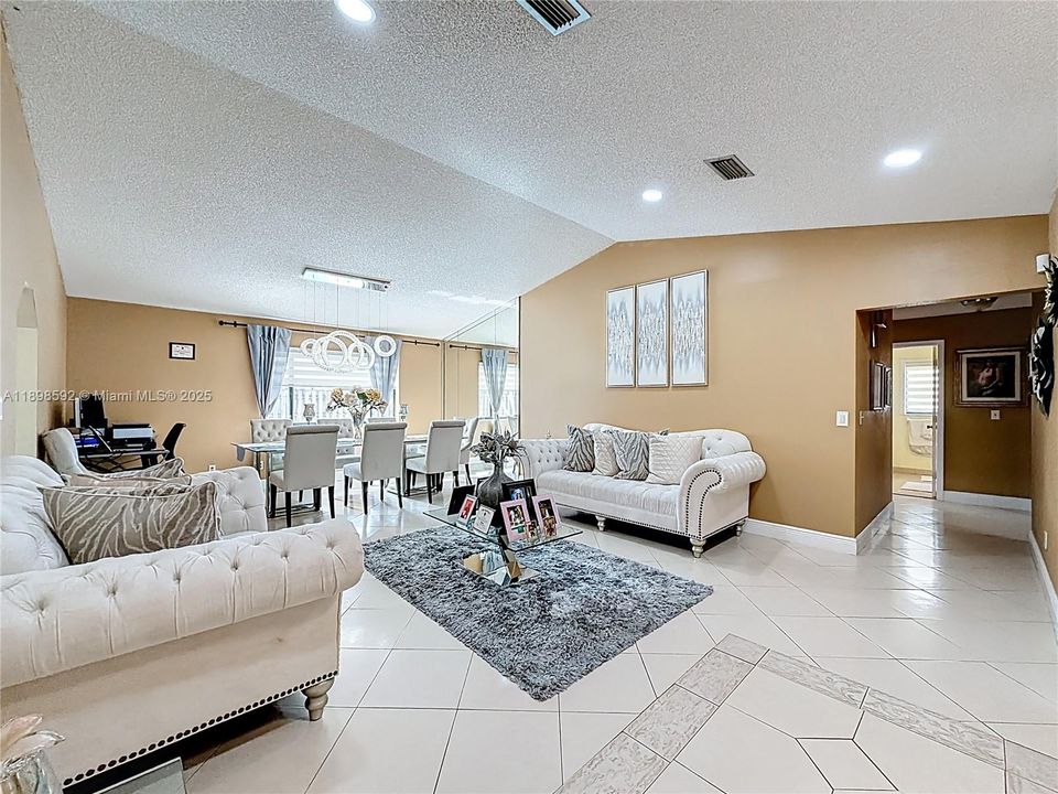 В аренду: $4,250 (3 спален, 2 ванн, 2004 Квадратных фут)