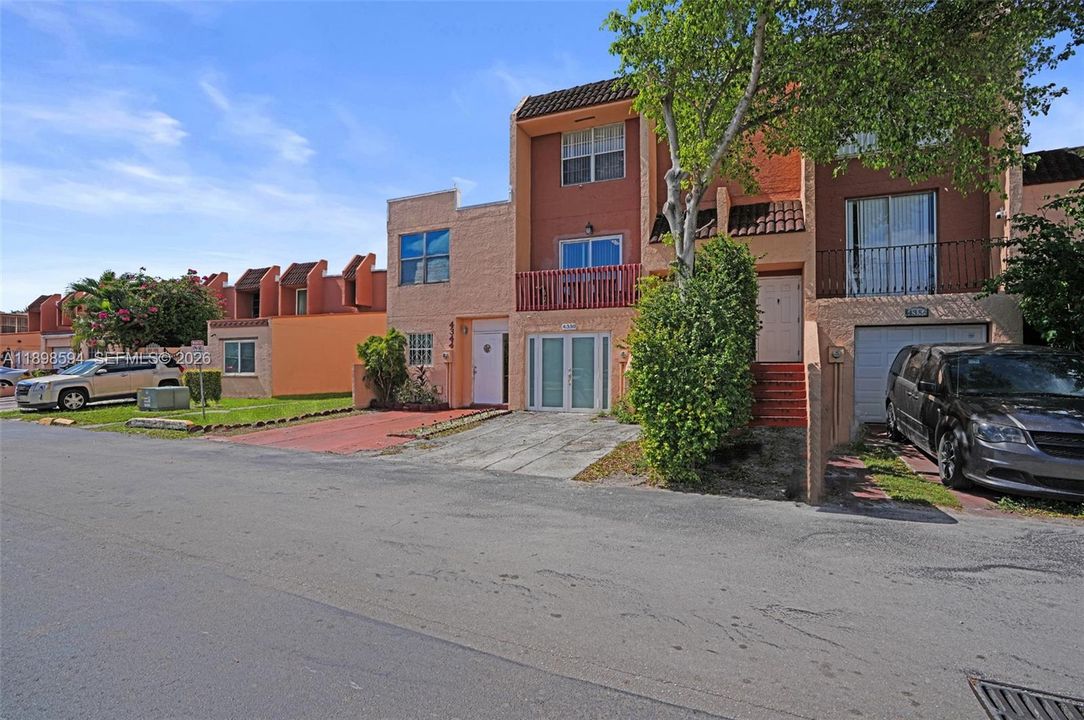 En Venta: $390,000 (3 camas, 2 baños, 2010 Pies cuadrados)