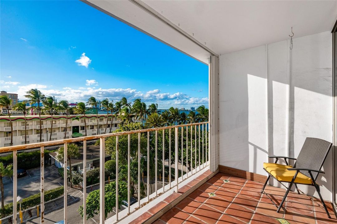 For Sale: $299,000 (1 beds, 1 baths, 940 Square Feet)