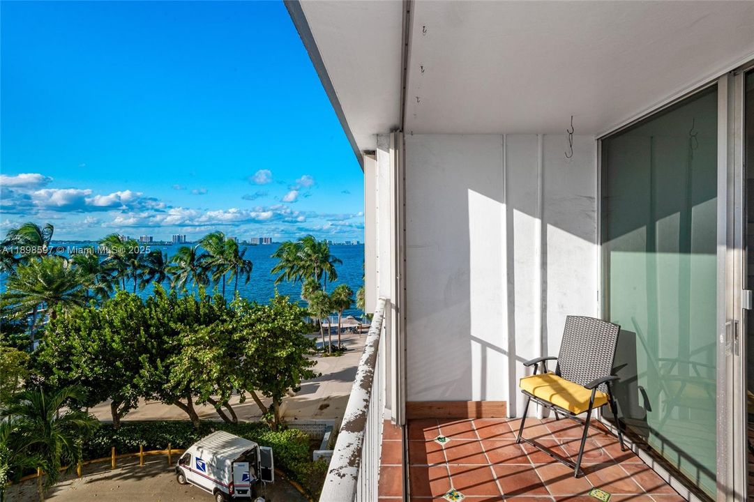 For Sale: $299,000 (1 beds, 1 baths, 940 Square Feet)