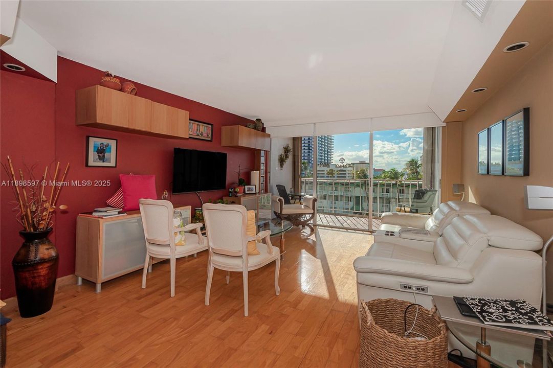 For Sale: $299,000 (1 beds, 1 baths, 940 Square Feet)