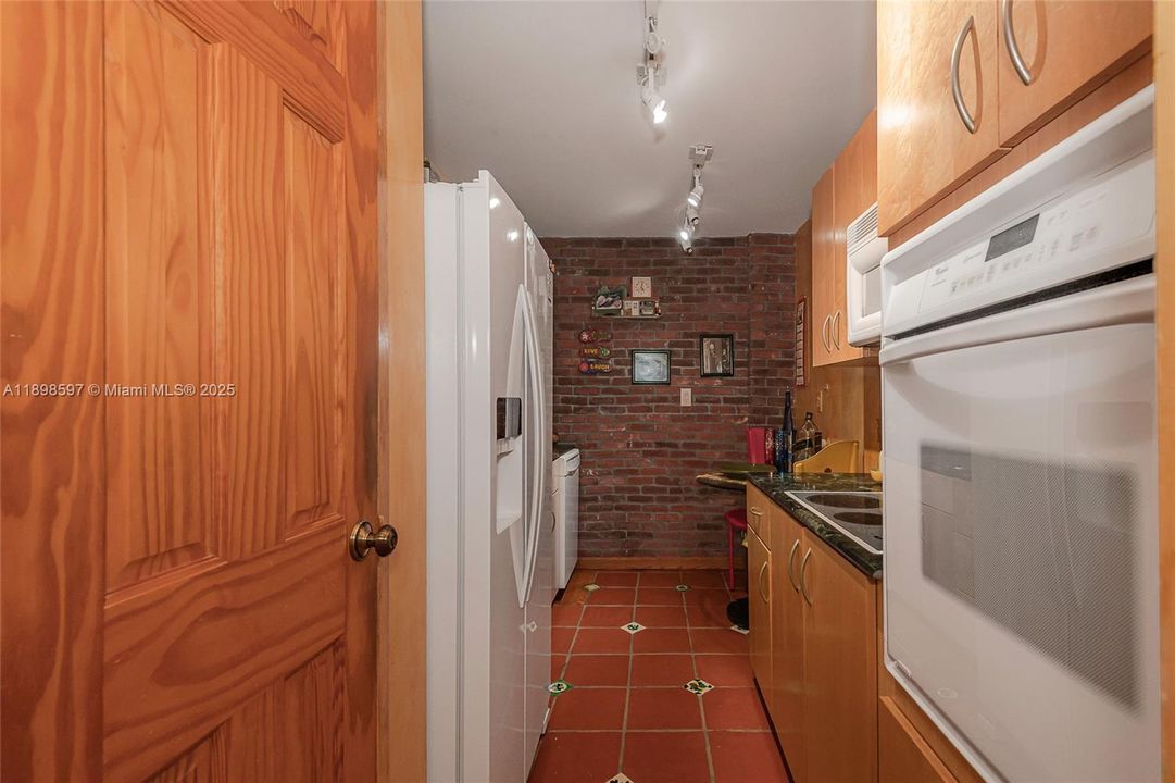 For Sale: $299,000 (1 beds, 1 baths, 940 Square Feet)
