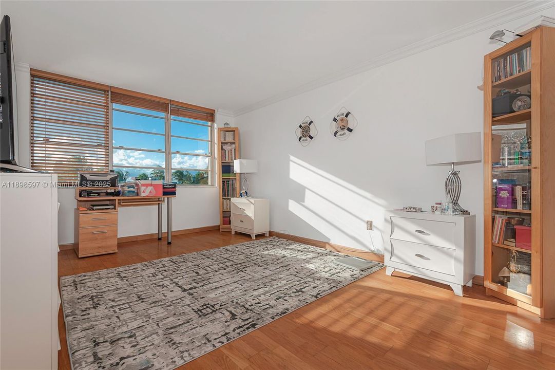 For Sale: $299,000 (1 beds, 1 baths, 940 Square Feet)