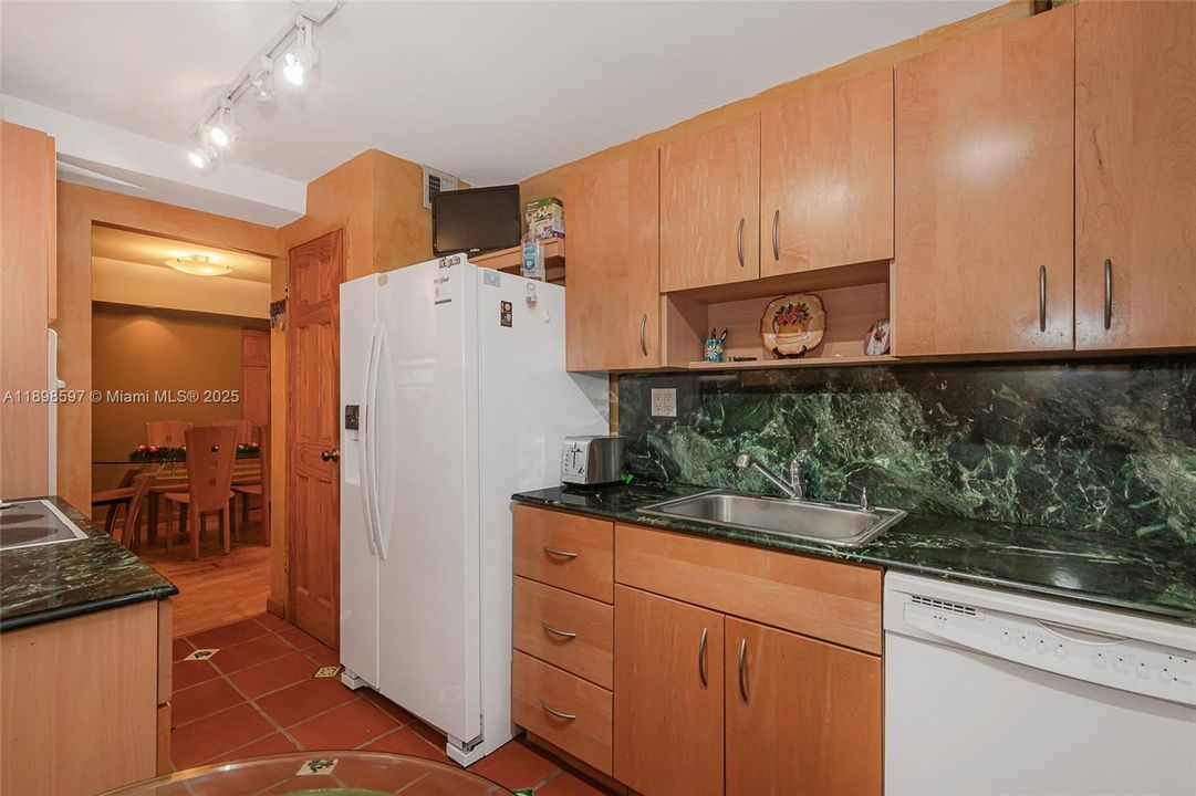 For Sale: $299,000 (1 beds, 1 baths, 940 Square Feet)