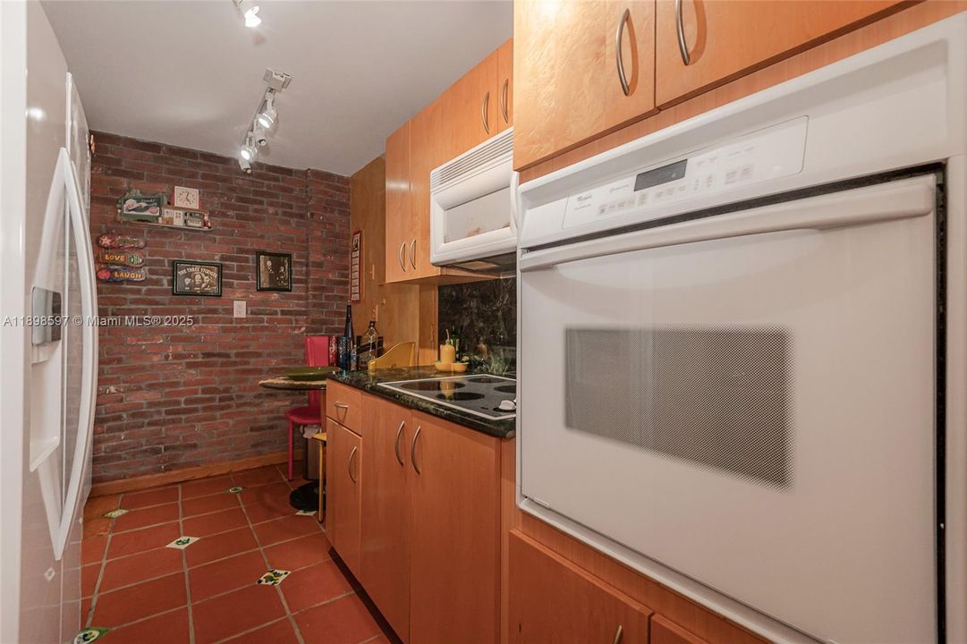 For Sale: $299,000 (1 beds, 1 baths, 940 Square Feet)