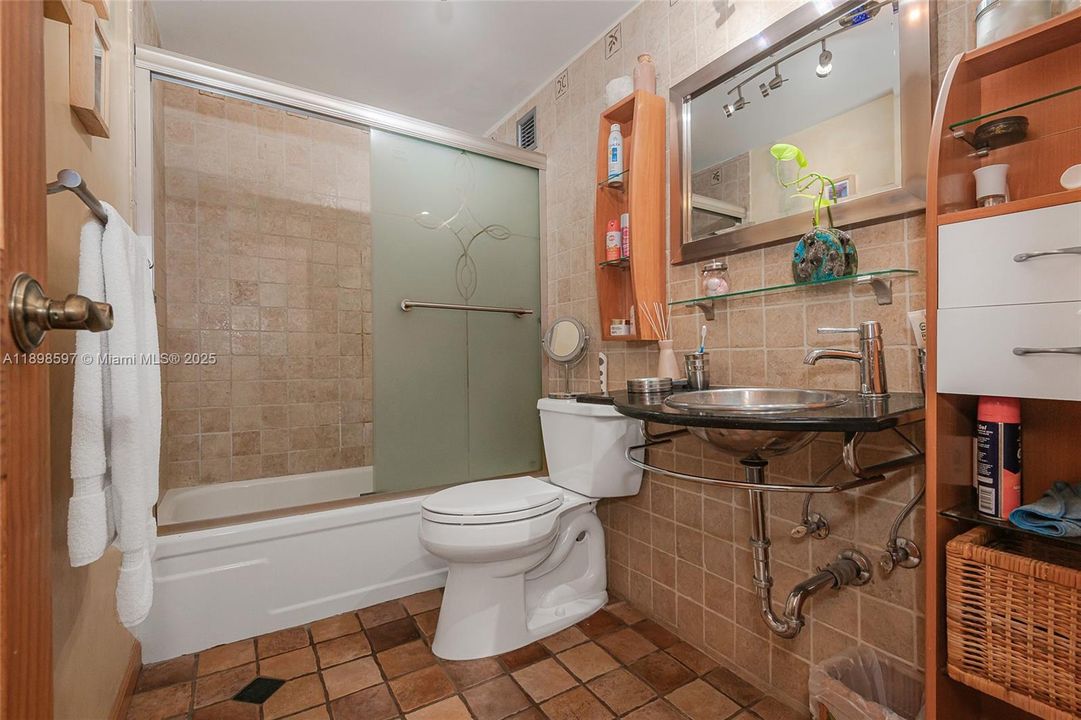 For Sale: $299,000 (1 beds, 1 baths, 940 Square Feet)