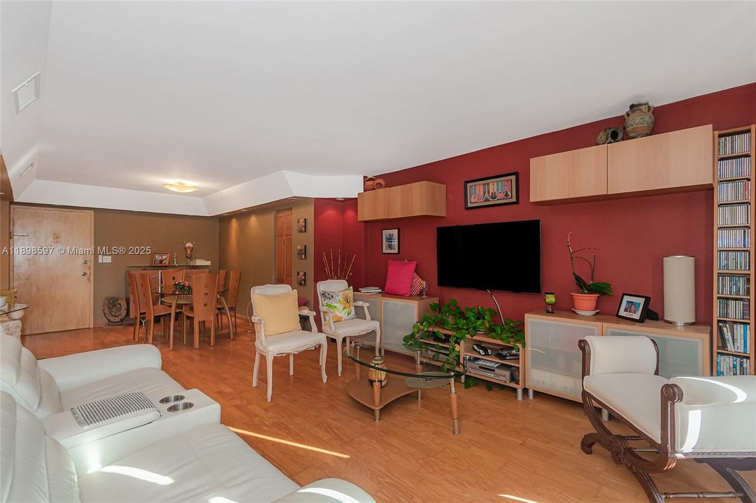 For Sale: $299,000 (1 beds, 1 baths, 940 Square Feet)