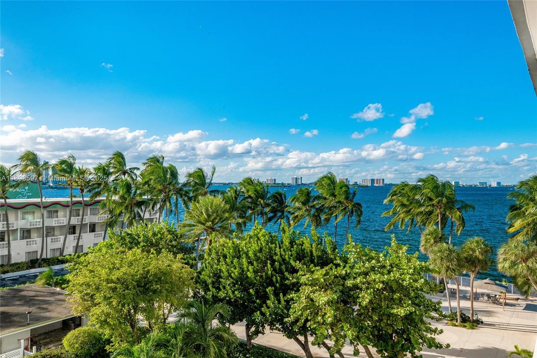 For Sale: $299,000 (1 beds, 1 baths, 940 Square Feet)