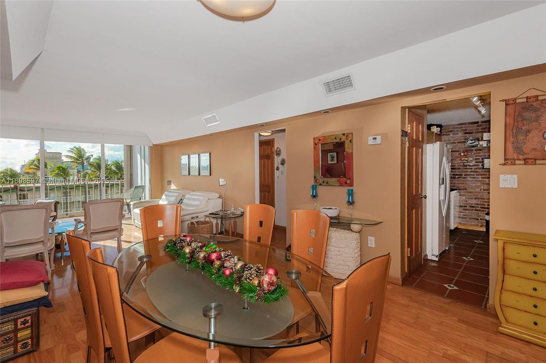 For Sale: $299,000 (1 beds, 1 baths, 940 Square Feet)