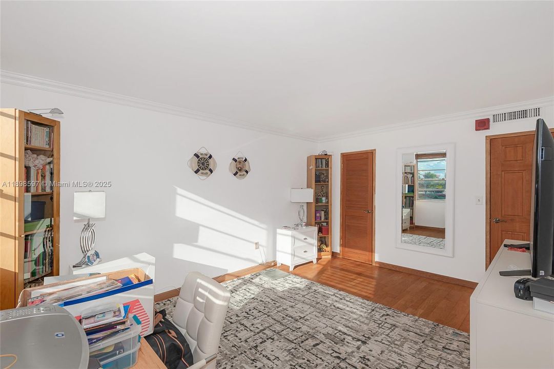 For Sale: $299,000 (1 beds, 1 baths, 940 Square Feet)