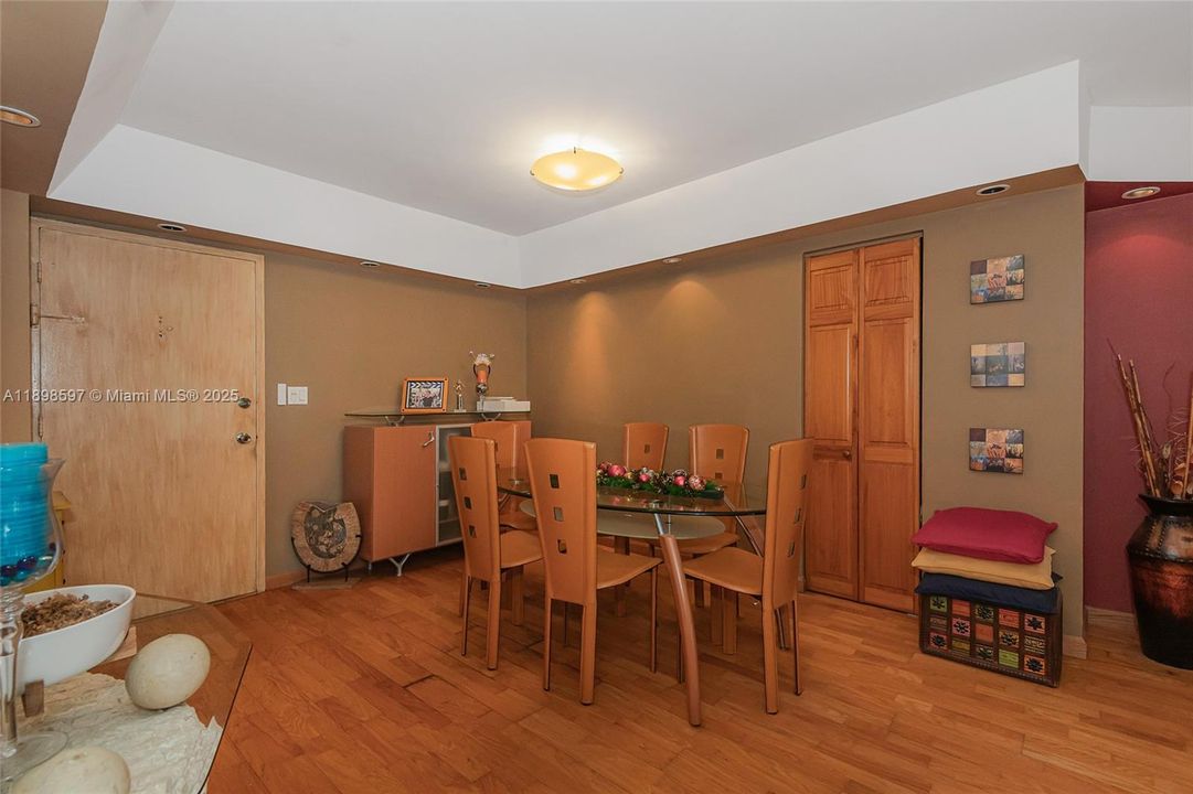 For Sale: $299,000 (1 beds, 1 baths, 940 Square Feet)