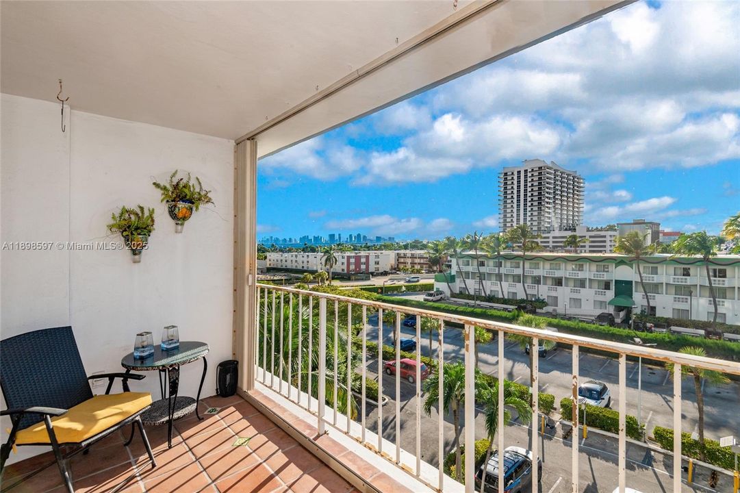 For Sale: $299,000 (1 beds, 1 baths, 940 Square Feet)