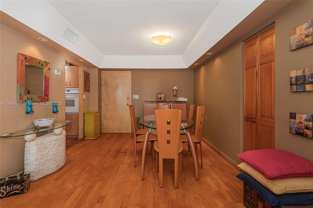 For Sale: $299,000 (1 beds, 1 baths, 940 Square Feet)
