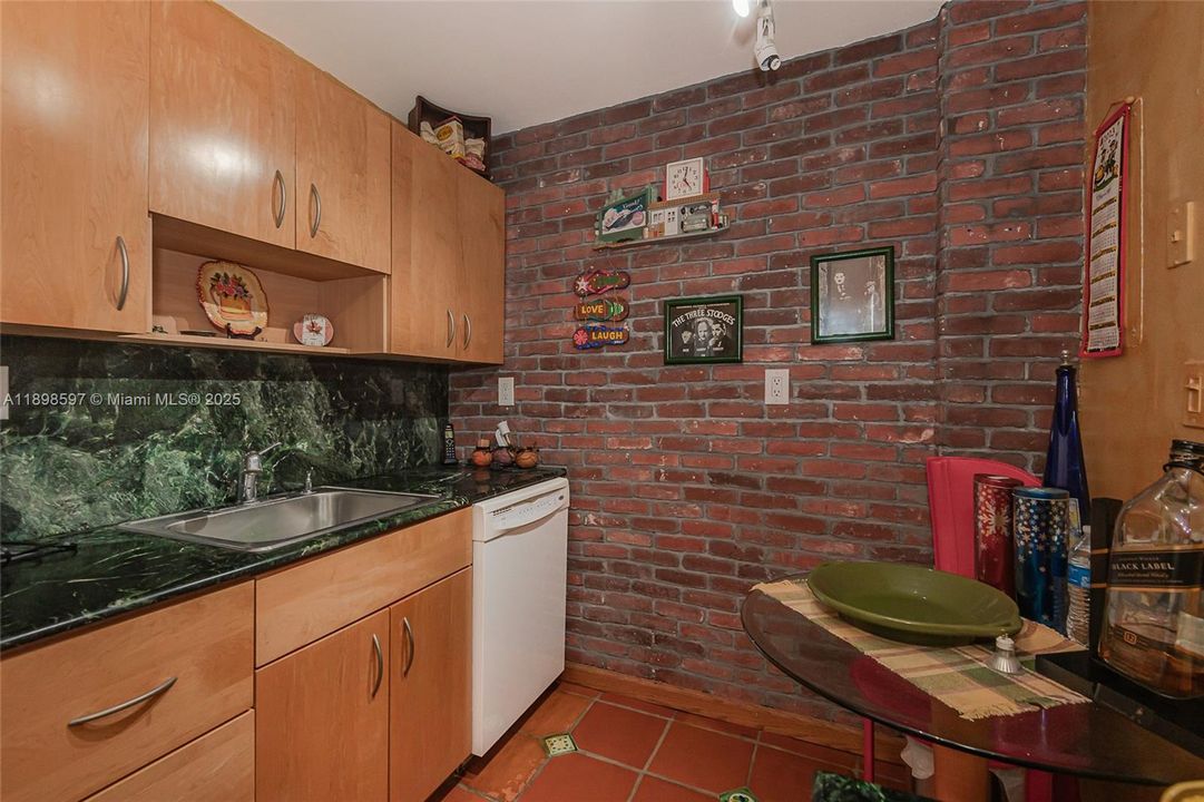 For Sale: $299,000 (1 beds, 1 baths, 940 Square Feet)