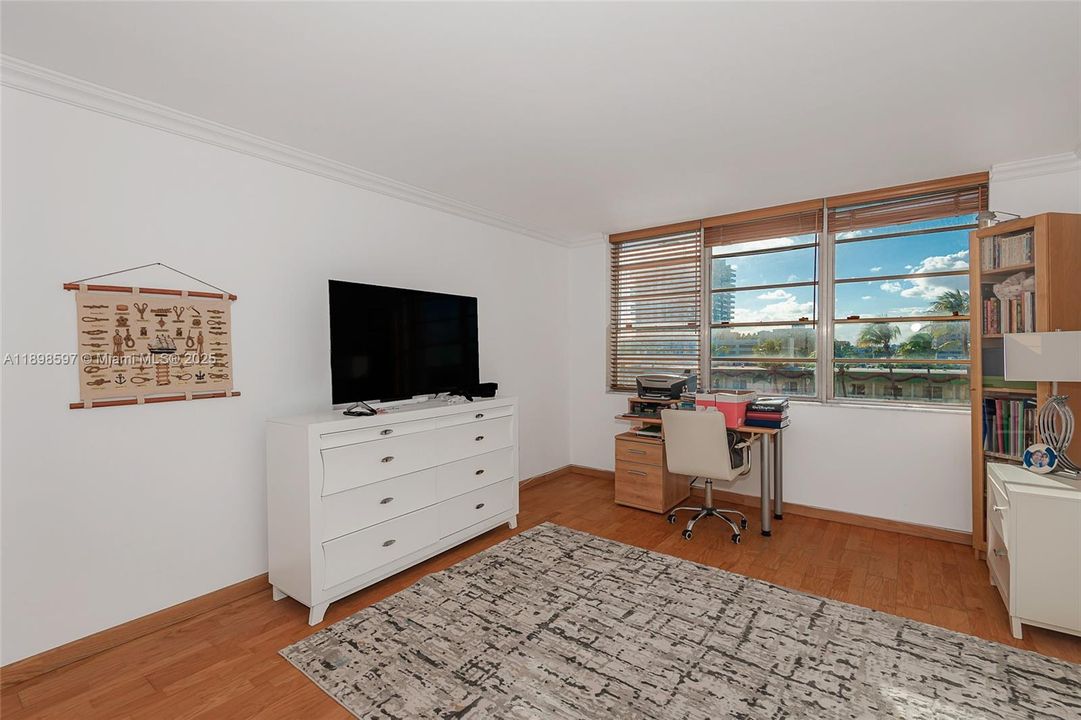 For Sale: $299,000 (1 beds, 1 baths, 940 Square Feet)