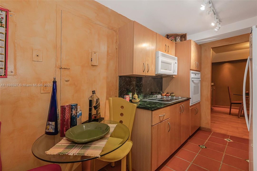 For Sale: $299,000 (1 beds, 1 baths, 940 Square Feet)