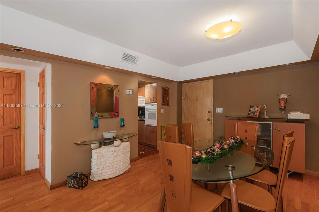 For Sale: $299,000 (1 beds, 1 baths, 940 Square Feet)