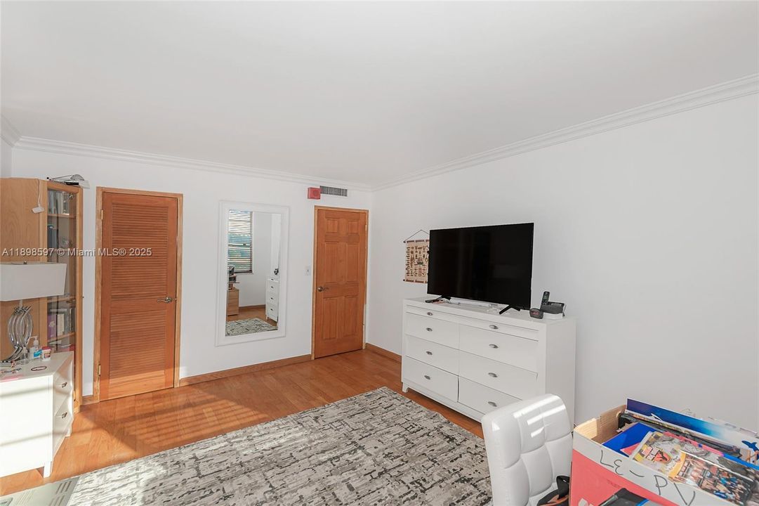 For Sale: $299,000 (1 beds, 1 baths, 940 Square Feet)