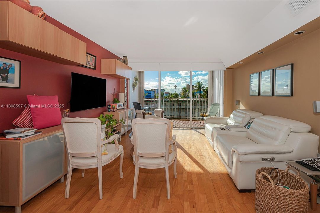 For Sale: $299,000 (1 beds, 1 baths, 940 Square Feet)