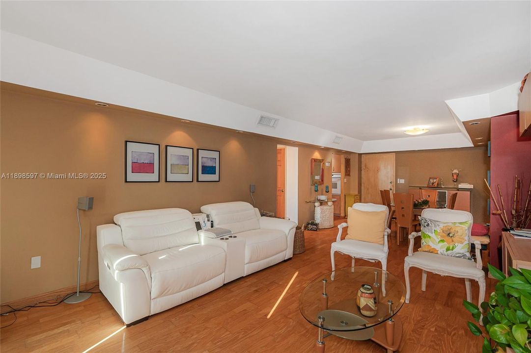 For Sale: $299,000 (1 beds, 1 baths, 940 Square Feet)