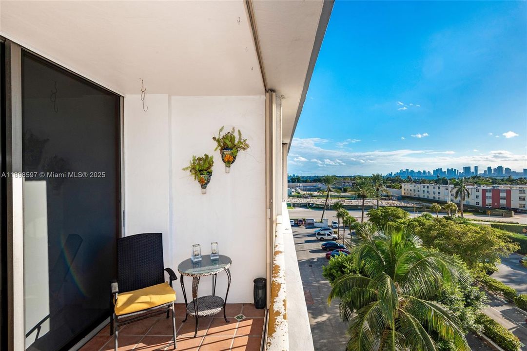 For Sale: $299,000 (1 beds, 1 baths, 940 Square Feet)