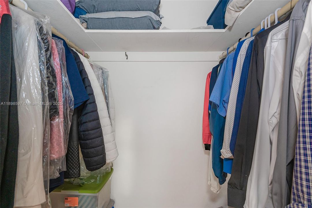 For Sale: $299,000 (1 beds, 1 baths, 940 Square Feet)