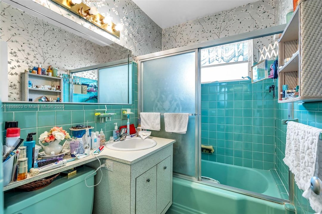 合同活跃: $1,350,000 (3 贝兹, 2 浴室, 1627 平方英尺)