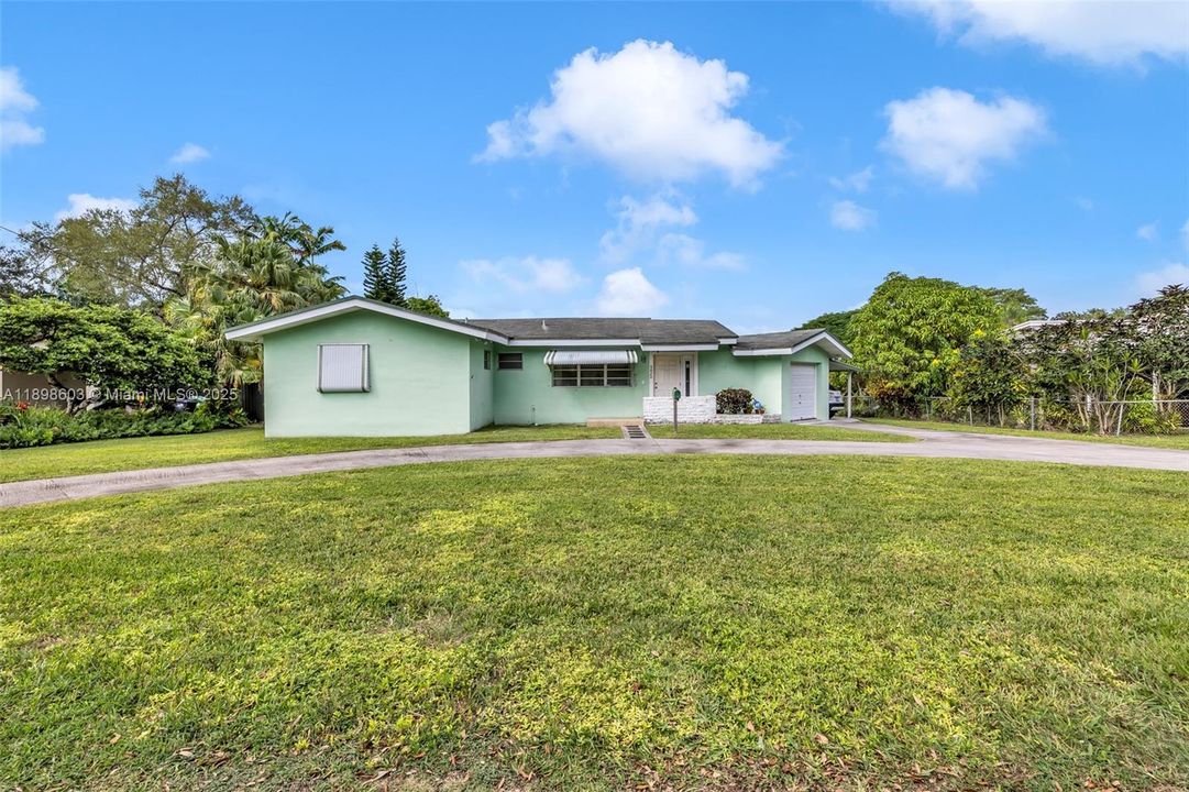 合同活跃: $1,350,000 (3 贝兹, 2 浴室, 1627 平方英尺)