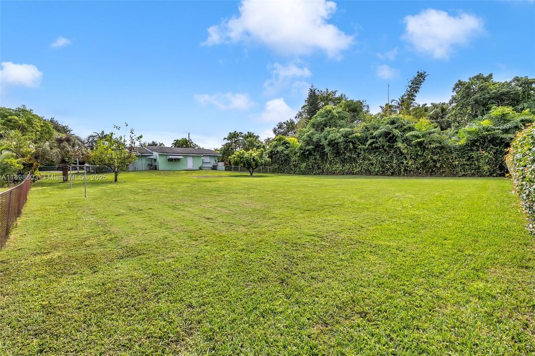 合同活跃: $1,350,000 (3 贝兹, 2 浴室, 1627 平方英尺)